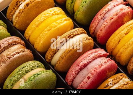 Bunte französische bunte Macarons im Paket zum Verkauf, Nahaufnahme Stockfoto