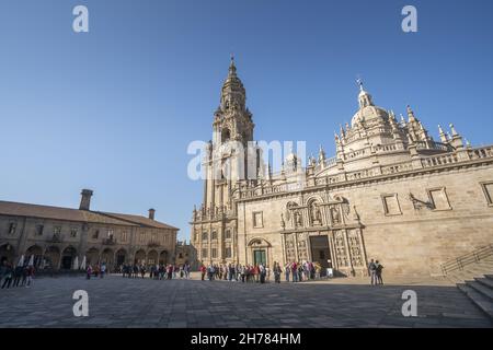 SANTIAGO DE COMPOSTELA, SPANIEN - 13. Okt 2021: Eine Schlange von Menschen wartet darauf, die Kathedrale von Santiago zu betreten Stockfoto