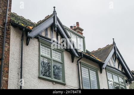 Detail der Fenster im Tudor-Stil auf der Oberseite des Hauses in York England Stockfoto