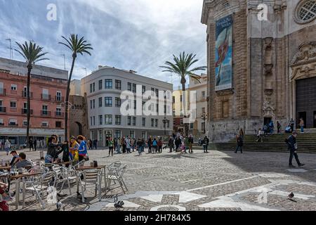 Catedral de la Santa Cruz sobre el mar y sus detalles en Cádiz, España Stockfoto