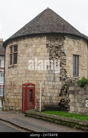 Weiler von St Marygate mit einer traditionellen roten britischen Telefonzelle vorne in York England Stockfoto