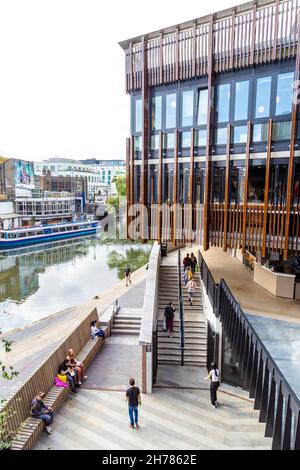 Neben dem Einkaufs- und Restaurantkomplex Hawley Wharf am Regent's Canal, Camden, London, Großbritannien Stockfoto