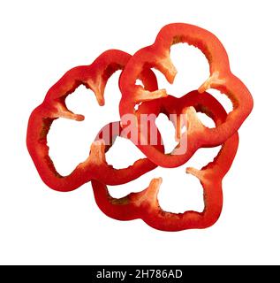 Scheiben von roten Paprikaringen auf weißem Hintergrund. Paprika. Nahaufnahme von in Scheiben geschnittenem Paprika. Stockfoto