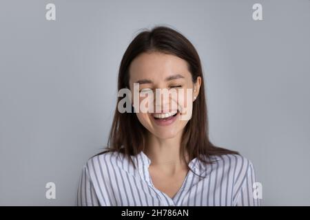 Überglücklich lachende junge Frau mit positiven Emotionen. Stockfoto