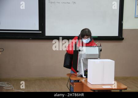 Sofia, Bulgarien. 21st. November 2021. Ein Wähler verwendet eine elektronische Wahlmaschine, um während der zweiten Runde der Präsidentschaftswahlen in einem Wahllokal in Sofia, Bulgarien, am 21. November 2021 zu wählen. Die Bulgaren gingen am Sonntagmorgen zur Wahl, um in der zweiten Runde der Präsidentschaftswahlen zu stimmen. Fast 6,7 Millionen Wahlberechtigte würden ihren Präsidenten für die nächsten fünf Jahre zwischen dem amtierenden Präsidenten Rumen Radev und dem Rektor der Universität Sofia, Anastas Gerdjikov, wählen. Quelle: Marian Draganov/Xinhua/Alamy Live News Stockfoto