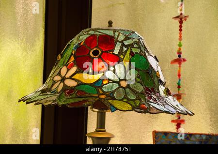 Handgefertigter Lampenschirm aus Buntglas Stockfoto