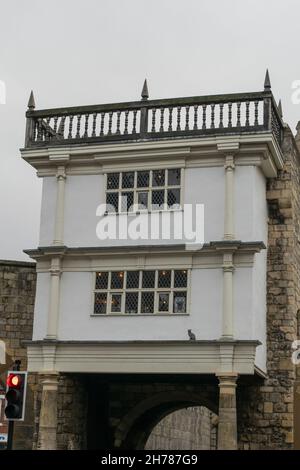 Pub im mittelalterlichen Stil, erbaut auf einem alten römischen Turm über der Straße in York England Stockfoto