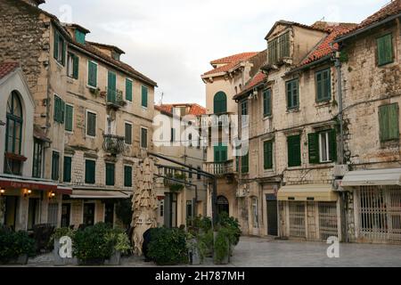 Alte Häuser am Trg Braće Radić (Obstplatz) in Split (Dalmatien, Kroatien) Stockfoto