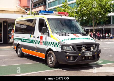 Adelaide, Australien - 9. November 2019: St. John Ambulance Auto blockiert die Straße im Stadtzentrum während der Weihnachtsparade an einem Tag Stockfoto