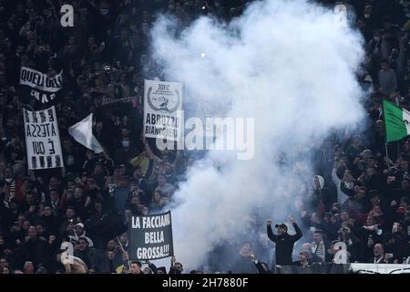 Fans von Juventus während der italienischen Meisterschaft Serie A Fußballspiel zwischen SS Lazio und FC Juventus am 20. November 2021 im Stadio Olimpico in Rom, Italien - Foto: Federico Proietti/DPPI/LiveMedia Stockfoto