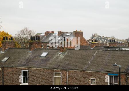 Dächer und Kamine britischer Ziegelhäuser in York England Stockfoto