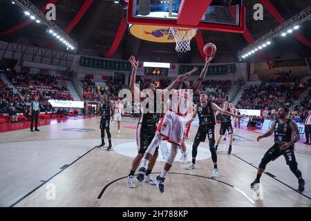 22 Jalen Jones OpenJobMetis Varese während des LBA Italien Championship Matches zwischen Openjobmetis Varese und Bertram Dartona in Varese, Italien, am 20. November 2021. Quelle: Fabio Averna/Alamy Live News Stockfoto