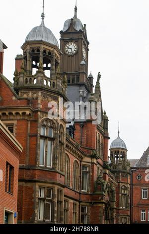 Detail der Fassade und des Uhrturms des viktorianischen Amtsgerichts in York England Stockfoto