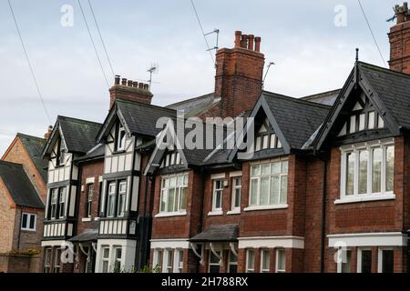 Fassade im Tudor-Stil und moderne Backsteinterrassenhäuser in York England Stockfoto