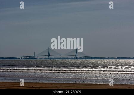 Vista de las playas de la Provincia de Cádiz, vista del puente de la Constitución de Cadiz y de Puerto real desde el Puerto de Santa María Stockfoto