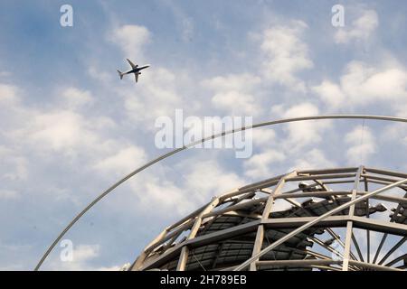 Ein Flug vom Flughafen LaGuardia, der die Unisphere im Flushing Meadows Corona Park in Queens, New York City, abfliegt. Stockfoto