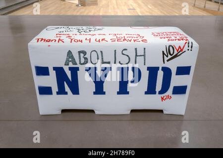 Eine Sperrholz- und Schaumnachahmung einer NYPD-Polizeibarriere, auf die die Zuschauer zu schreiben eingeladen sind. Im Queens Museum in Flushing Meadows Corona Park, NYC. Stockfoto