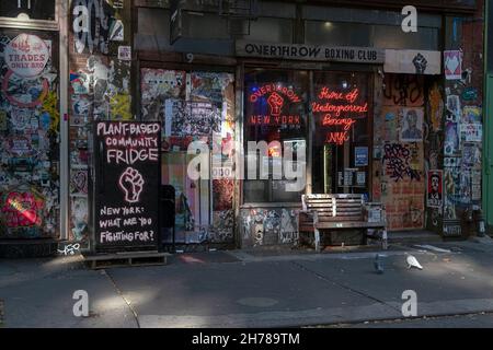 STADTLANDSCHAFT. Ein Gemeinschaftskühlschrank, unterirdische Boxen, Graffiti, Aufkleber und Tags auf der Bleecker Street in Downtown manhattan, New York City. Stockfoto