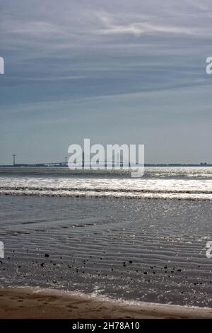 Vista de las playas de la Provincia de Cádiz, vista del puente de la Constitución de Cadiz y de Puerto real desde el Puerto de Santa María Stockfoto