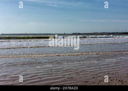 Vista de las playas de la Provincia de Cádiz, vista del puente de la Constitución de Cadiz y de Puerto real desde el Puerto de Santa María Stockfoto