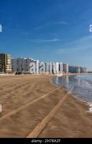 Vista de las playas de la Provincia de Cádiz, vista del puente de la Constitución de Cadiz y de Puerto real desde el Puerto de Santa María Stockfoto