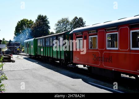 Stainz, Österreich - 23. September 2021: Farbenfrohe Waggons des sogenannten Flascherlzugs - einer Schmalspurbahn - sind ein beliebtes Touristenattra Stockfoto