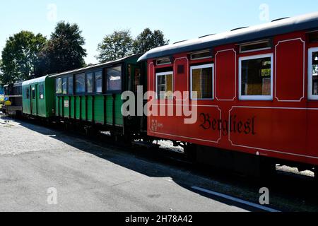 Stainz, Österreich - 23. September 2021: Farbenfrohe Waggons des sogenannten Flascherlzugs - einer Schmalspurbahn - sind ein beliebtes Touristenattra Stockfoto