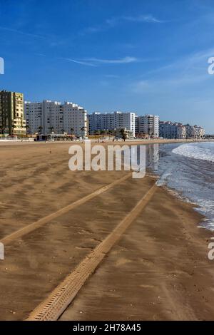 Vista de las playas de la Provincia de Cádiz, vista del puente de la Constitución de Cadiz y de Puerto real desde el Puerto de Santa María Stockfoto