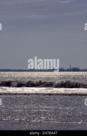 Vista de las playas de la Provincia de Cádiz, vista del puente de la Constitución de Cadiz y de Puerto real desde el Puerto de Santa María Stockfoto