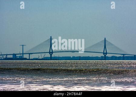 Vista de las playas de la Provincia de Cádiz, vista del puente de la Constitución de Cadiz y de Puerto real desde el Puerto de Santa María Stockfoto