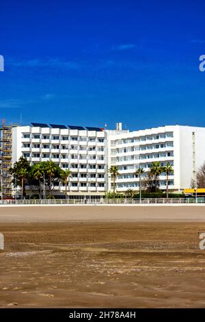 Vista de las playas de la Provincia de Cádiz, apartamentos en el Puerto de Santa María Stockfoto