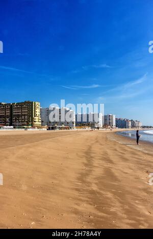 Vista de las playas de la Provincia de Cádiz, vista del puente de la Constitución de Cadiz y de Puerto real desde el Puerto de Santa María Stockfoto