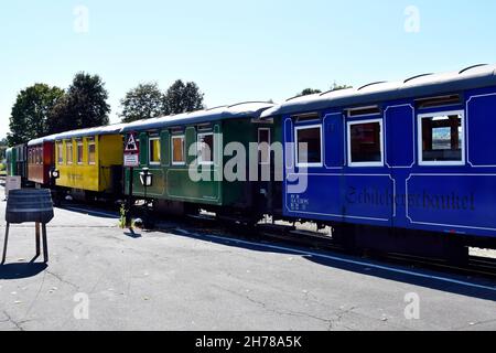 Stainz, Österreich - 23. September 2021: Farbenfrohe Waggons des sogenannten Flascherlzugs - einer Schmalspurbahn - sind ein beliebtes Touristenattra Stockfoto