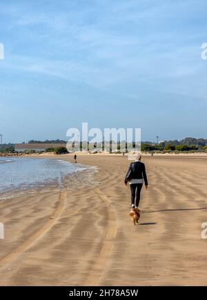 Paseando y relajándose en el mar, paseando por las playas del Puerto de Santa María en Cádiz Stockfoto