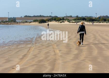 Paseando y relajándose en el mar, paseando por las playas del Puerto de Santa María en Cádiz Stockfoto