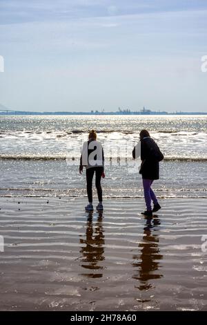 Paseando y relajándose en el mar, paseando por las playas del Puerto de Santa María en Cádiz Stockfoto