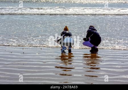 Paseando y relajándose en el mar, paseando por las playas del Puerto de Santa María en Cádiz Stockfoto