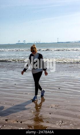 Paseando y relajándose en el mar, paseando por las playas del Puerto de Santa María en Cádiz Stockfoto