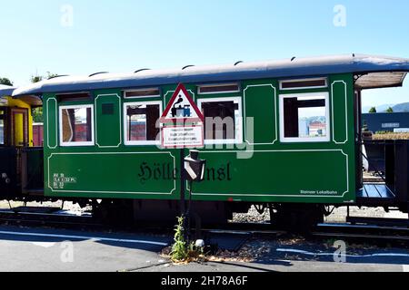 Stainz, Österreich - 23. September 2021: Farbenfrohe Waggons des sogenannten Flascherlzugs - einer Schmalspurbahn - sind ein beliebtes Touristenattra Stockfoto