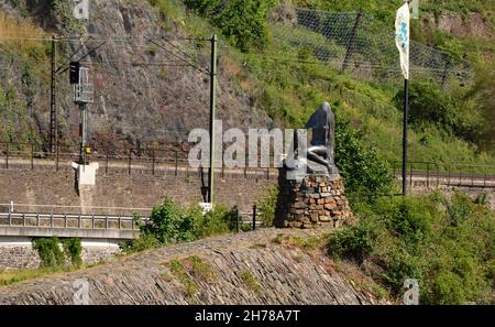 Kaub, Deutschland - Mai 29th 2011: Skulptur der Loreley - eine mystische legendäre Meerjungfrau auf einem Felsen am Rhein Stockfoto