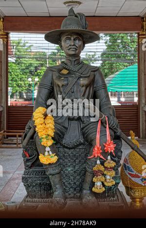 Statue von Taksin oder Phraya Taksin oder Phya Tak (1734-83), König von Siam (Thailand) 1767-82; im Wat Intharam Worawiharn, Thonburi, Bangkok, Thailand Stockfoto