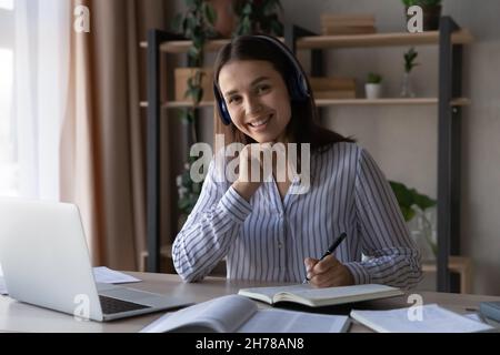 Porträt einer selbstbewussten jungen schönen Frau mit Kopfhörern. Stockfoto