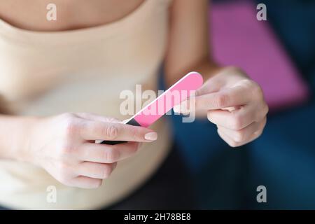 Frau mit Nagelfeile, weibliche Hände mit Maniküre Stockfoto