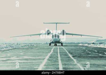 Frachtflugzeug im Winter auf der Landebahn. Frachtflugzeug am Flughafen Stockfoto