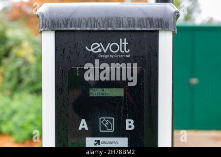 Woodbridge Suffolk UK Oktober 29 2021: Eine öffentliche Evolt-Ladestelle für Elektrofahrzeuge auf einem beliebten Parkplatz in Suffolk, Großbritannien. Es kann 2 Fahrzeug aufladen Stockfoto