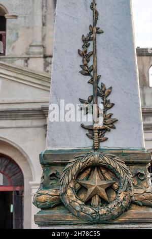 Nahaufnahme eines Denkmals aus weißem Marmor und Bronze vor der Katholischen Kirche St. Joseph. 21, 2021 Stockfoto