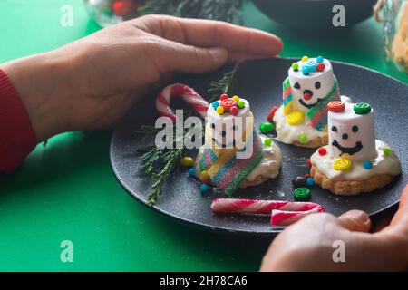 Schmelzprozess für Schneemänner mit Sumpflaibe. Weihnachten, Silvester, süße Speisen für Kinder. Stockfoto