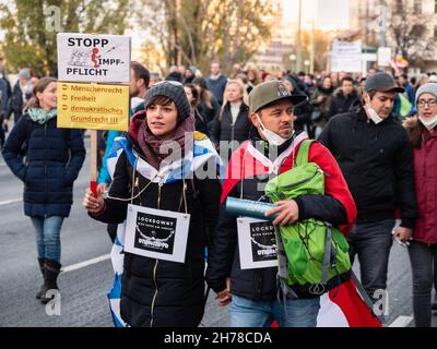 Wien, Österreich - November 20 2021: Anti-Vax Covid-19-Protestler in Wien mit Schild „Stopp Impfpflich“ oder „Stopp Impfschutz stoppen“ Stockfoto