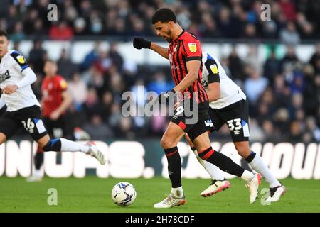 DERBY, GBR. NOV 21st Dominic Solanke vom AFC Bournemouth erzielt beim Sky Bet Championship-Spiel zwischen Derby County und Bournemouth am Sonntag, dem 21st. November 2021, im Pride Park, Derby, ein Tor auf 1-2. (Kredit: Jon Hobley | MI News) Kredit: MI Nachrichten & Sport /Alamy Live News Stockfoto