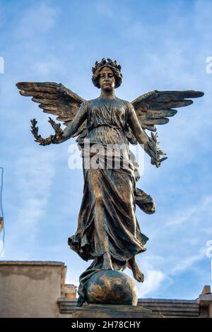 Metallische Skulptur eines Engels mit weiblichen Likenen vor der Katholischen Kirche St. Joseph.Nov. 21, 2021 Stockfoto